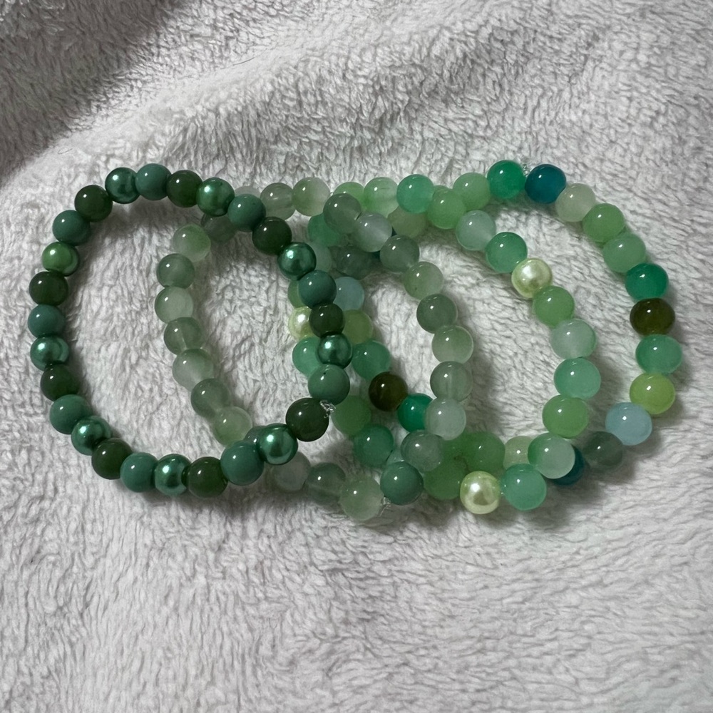 Lot of Four Shades of Green Beaded Bracelets, Size 7” - Picture 1 of 5